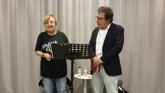 Marta Pessarrodona i Àlex Susanna demostren la seva bona sintonia en l'estrena del cicle 'Poe2ia'