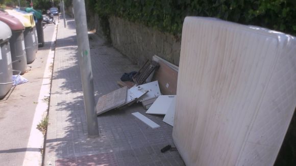 Paraira atribueix l'acumulació de voluminosos al període de traspàs del nou servei i a l'augment de l'incivisme