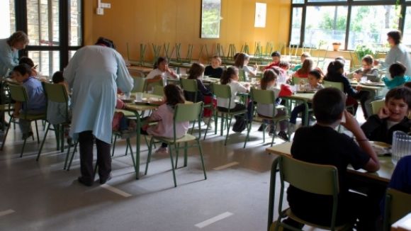 Ensenyament es compromet a reformular el model de gestió del servei de menjador