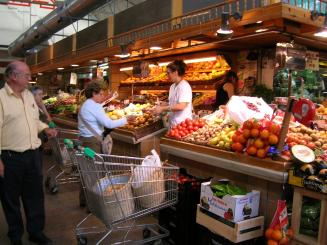 Els mercats municipals continuen oberts a l'agost