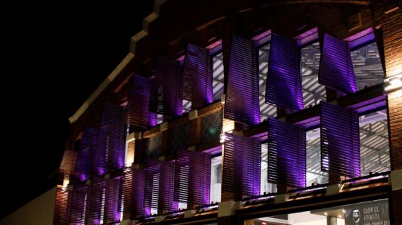 El Dia Internacional de la Dona il·lumina de lila el Mercat Vell aquesta setmana
