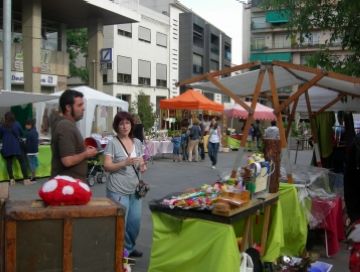 Alt: El Mercat dels Artesans planta cara al pont amb tallers per als més menuts