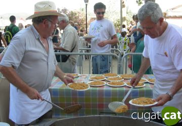 Més de 1.500 persones s'han aplegat al passeig dels Plàtans per gaudir de les 'migas' manxegues