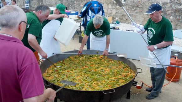 El Centro Castellano-Manchego ofereix les tradicionals 'migas' a la plaça del Rei