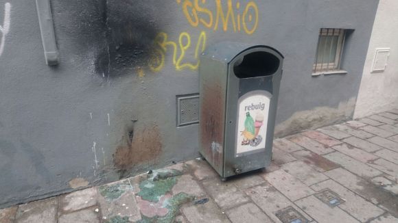 Cremen tres mini contenidors del carrer de Valldoreix