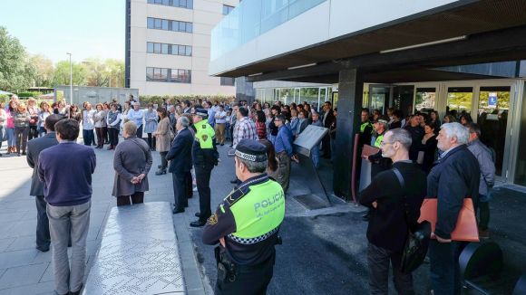 200 persones es concentren per rebutjar l'agressió mortal de l'institut Joan Fuster