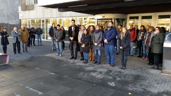 L'Ajuntament es concentra en un minut de silenci per les víctimes dels atemptats del Caire i Istanbul