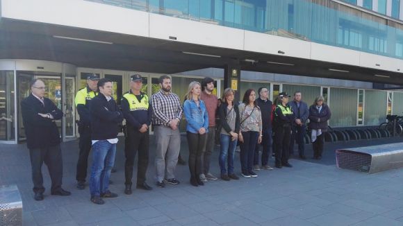 Minut de silenci davant de l'ajuntament per condemnar el darrer atemptat a París