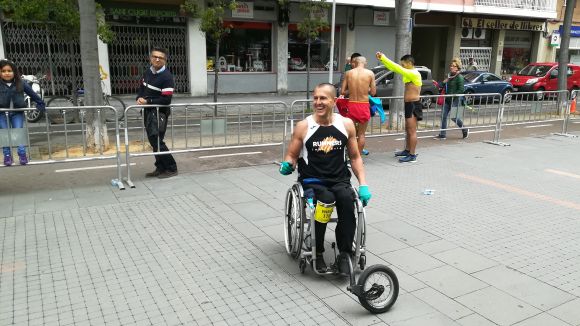 Les imatges de la Mitja Marató de Sant Cugat amb la pluja i el vent com a protagonistes