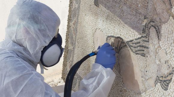 El CRBMC restaura el mosaic de la vil·la romana de Can Pau Birol