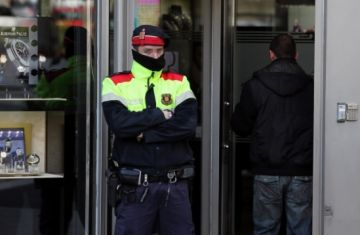 Alt: El jutge ordena nous escorcolls del cas 'Macedònia', on està implicant un exmosso de la comissaria local