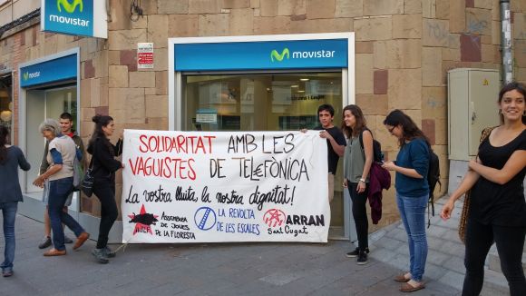 Arran Sant Cugat es concentra davant una botiga Movistar en suport als vaguistes