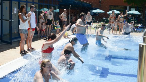 Multitudinari salt a la piscina del Parc Central per l'esclerosi múltiple