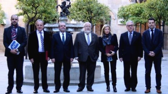 Alt: Govern, diputacions i municipis, units contra la reforma local espanyola