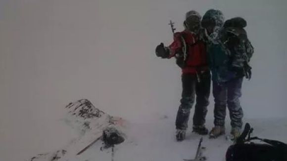 Tres socis del Centre Excursionista Independent fan el cim de l'Ebrús