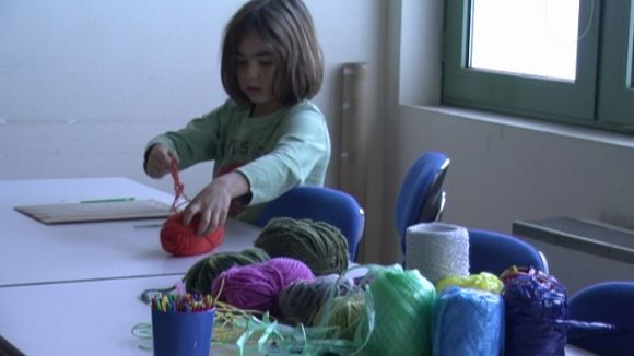 Un taller familiar de tapís escalfa motors per als actes contra la violència de gènere