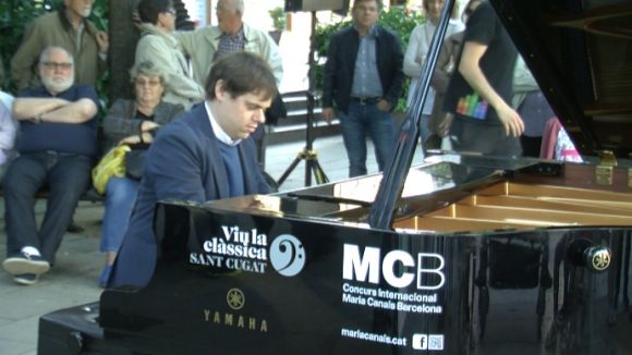 Mig miler d'espontanis s'anima a tocar els pianos urbans d''El Maria Canals porta cua'