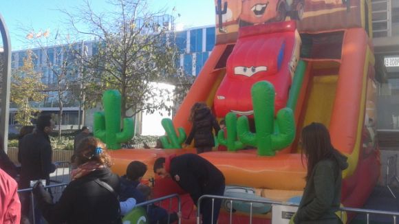 Els santcugatencs celebren el pont a Sant Cugat amb els botiguers