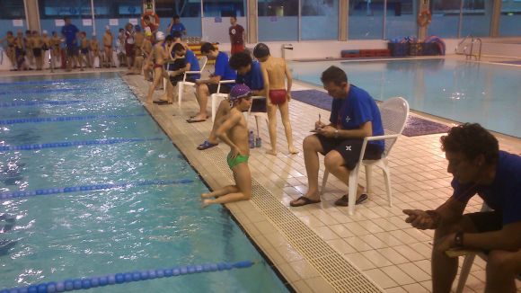 300 nedadors han competit al campionat escolar, 100 menys que l'any passat