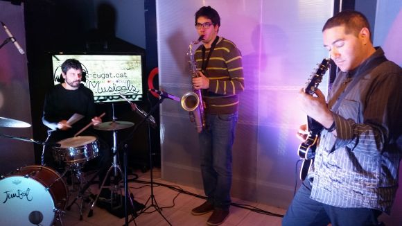 Níspers trio en acústic al 'Desendolla't' de Cugat tv