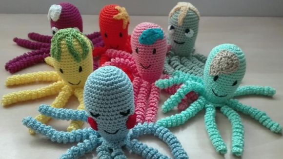 El projecte 'Noupops' entrega avui pops de ganxet als nadons prematurs de l'Hospital General de Catalunya