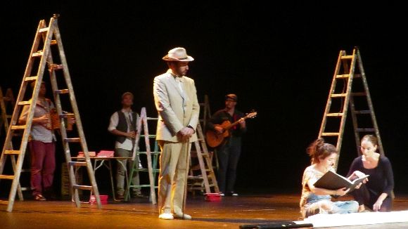Alumnes dels instituts de Sant Cugat surten de l'aula per conèixer qui era Víctor Català