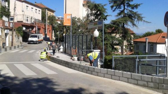 FGC retira de forma parcial el mur de contenció de la plaça de Josep Playà