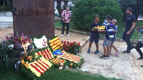 Les entitats i partits fan l'ofrena floral a Rafael Casanova amb el 27S a l'horitzó