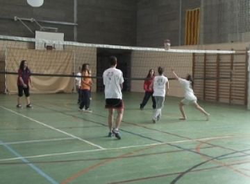 El voleibol i el futbol sala uneixen els IES de Sant Cugat