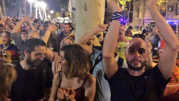 Les delegacions locals d'ANC i Òmnium de Sant Cugat fan nit davant el TSJC