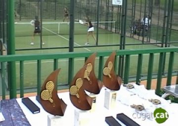 Alt: Serra i Cors, guanyadores del primer torneig de pàdel femení Jaume Tubau