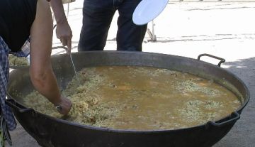 Uns 250 veïns paren taula als Jardins de Sant Francesc