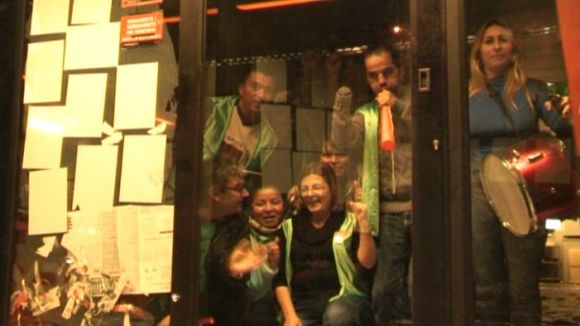 La PAH de Rubí porta la seva protesta a una nova seu de CatalunyaCaixa