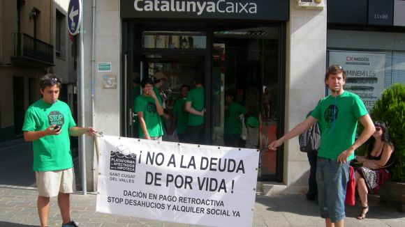 La PAH porta la seva protesta dins dues oficines de CatalunyaCaixa
