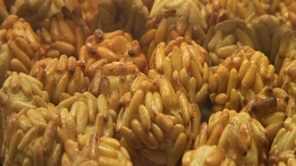 Alt: La tradició i la innovació marquen la venda de panellets i castanyes