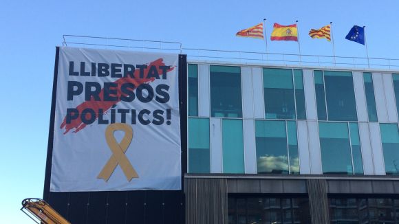 El PP amenaça amb 'mesures legals' si el govern no retira la pancarta de 'Llibertat presos polítics'