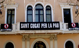 Una pancarta amb la frase 'Sant Cugat per la Pau' penja del balcó de l'Ajuntament