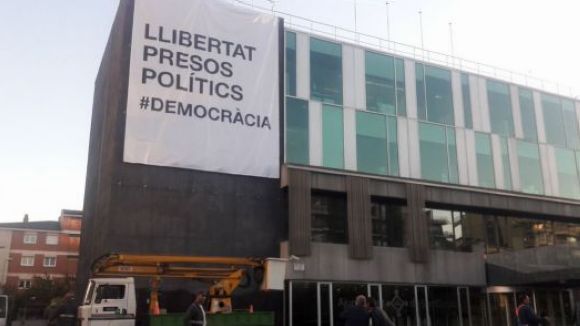 Cs exigeix a l'Ajuntament que certifiqui l'origen de la donació de la pancarta 'Llibertat presos polítics'