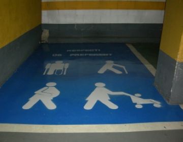 Alt: L'Ajuntament reconeix que les places d'aparcament per a embarassades són massa petites