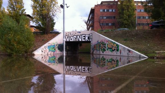 Les pluges de dilluns inunden el pas soterrat de l'estació de Renfe