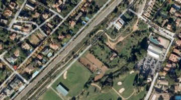 El ple concretarà la línia de protecció que hi ha entre la via del ferrocarril i les cases del Passeig de Valldoreix