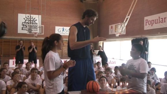 Pau Gasol visita el seu campus al CAR i destaca els valors que aporta el bàsquet