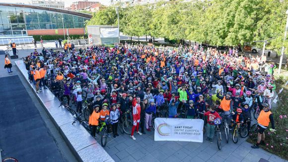 La Pedalada Escolar Ciutat Europea de l'Esport reuneix més de 400 infants