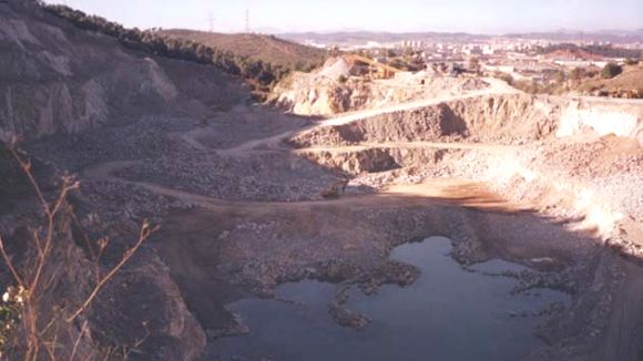 El ple de l'AMB diu 'no' a omplir la pedrera Berta amb residus d'ecoparc