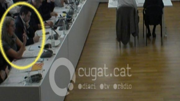 Mireia Ingla (ERC) fa la figa a Álvaro Benejam (PP) al ple municipal