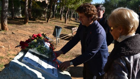 El PSC posa en valor l'esperit dialogant d'Ernest Lluch amb una ofrena floral