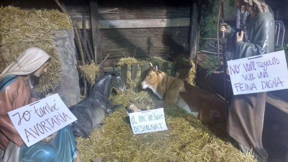 El pessebre de la plaça de Barcelona es lleva el Dia de Reis amb missatges reivindicatius d'Arran Sant Cugat