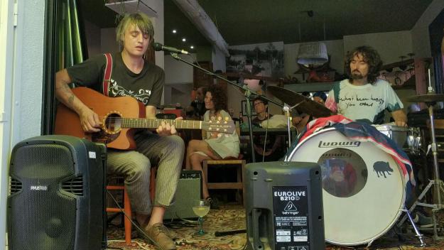 Pete Doherty s'encomana de l'esperit florestà amb una actuació íntima a La Floresteca