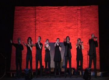 Alt: Les veus i el bon humor de Petit Comité, les claus del seu èxit al Teatre la Unió