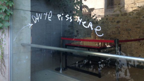 Els vidres del Claustre i la porta de la Casa Abacial apareixen amb pintades